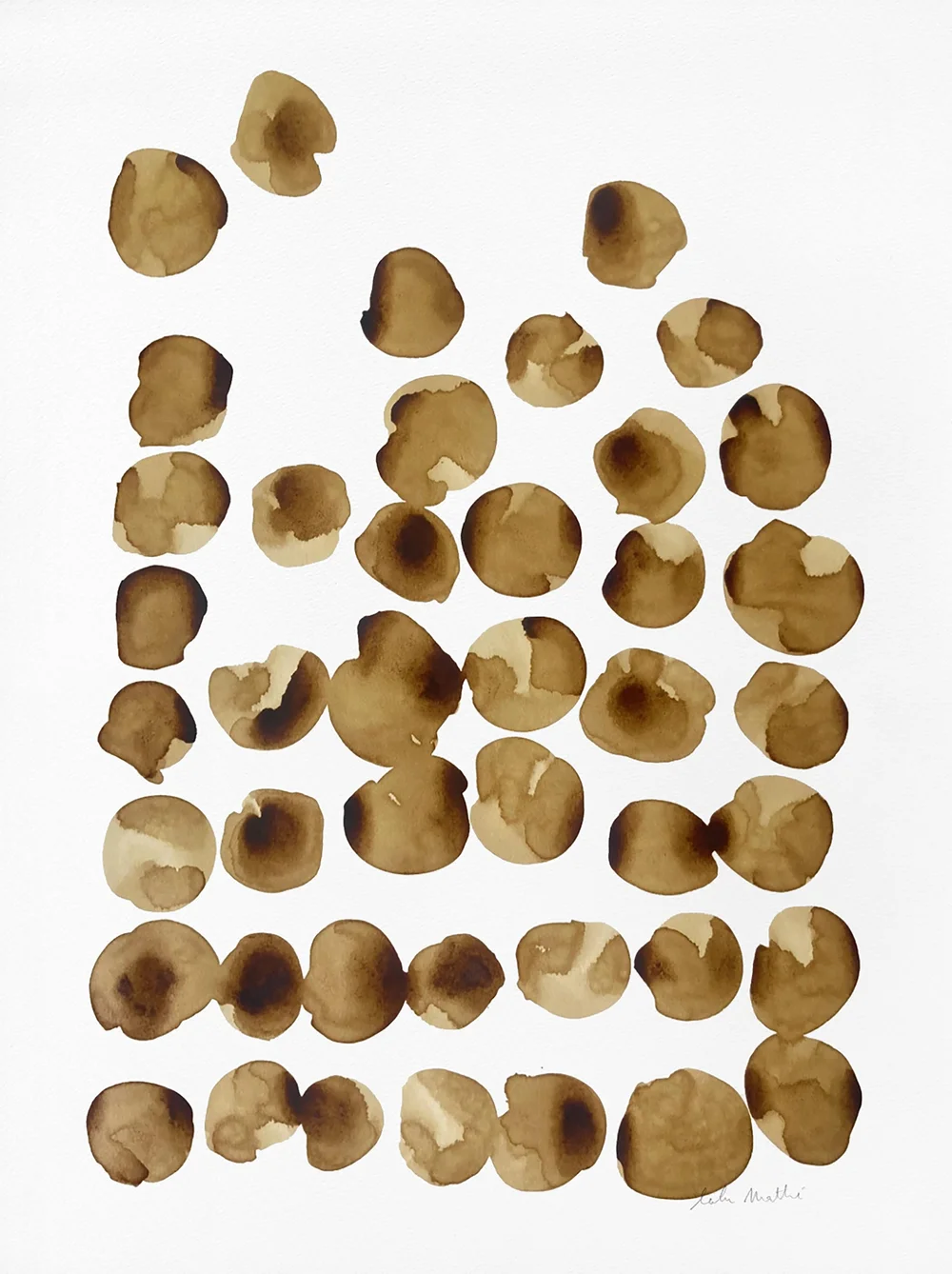 Composition abstraite au café composée de formes organiques circulaires sur papier