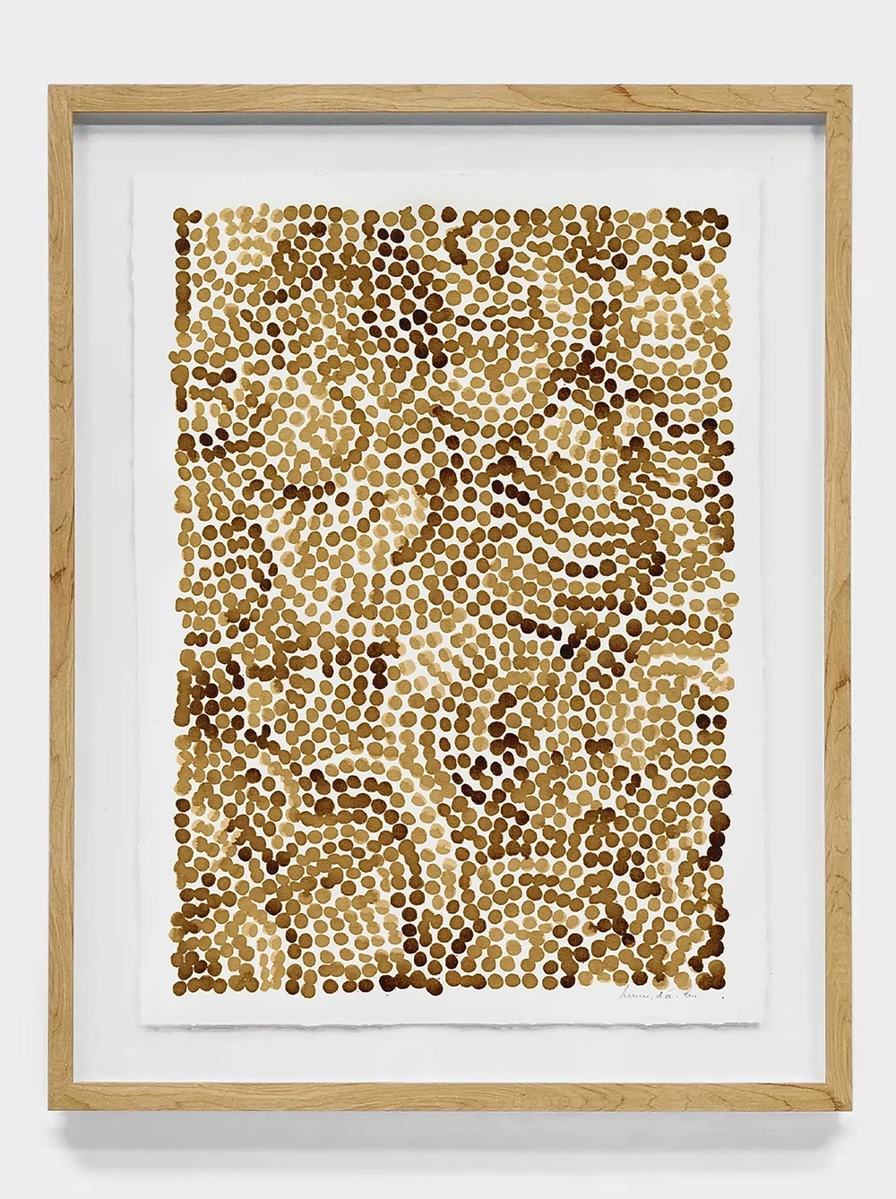 Œuvre contemporaine au café composée de motifs rythmiques et ondulations naturelles