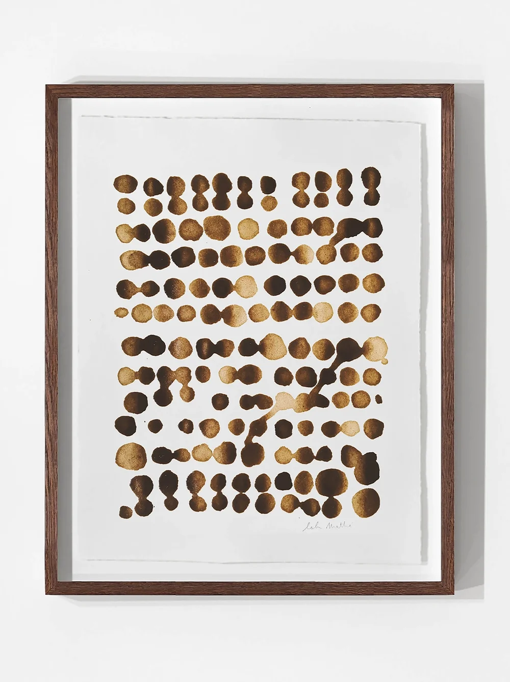 Œuvre contemporaine au café composée de motifs circulaires abstraits sur papier