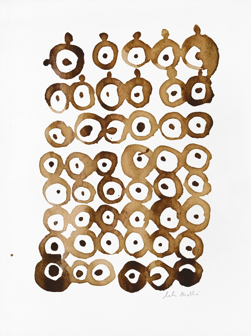 Œuvre contemporaine au café inspirée de formes minérales et circulaires