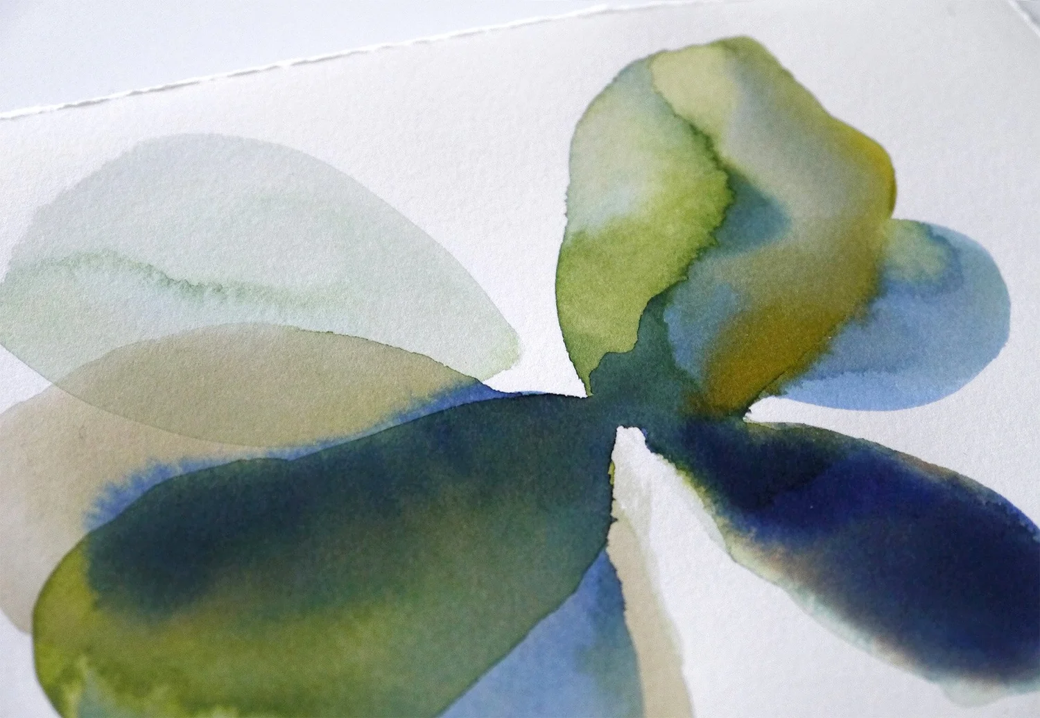 Détail d’une peinture à l’encre pigmentaire révélant les transparences et dégradés organiques des couleurs