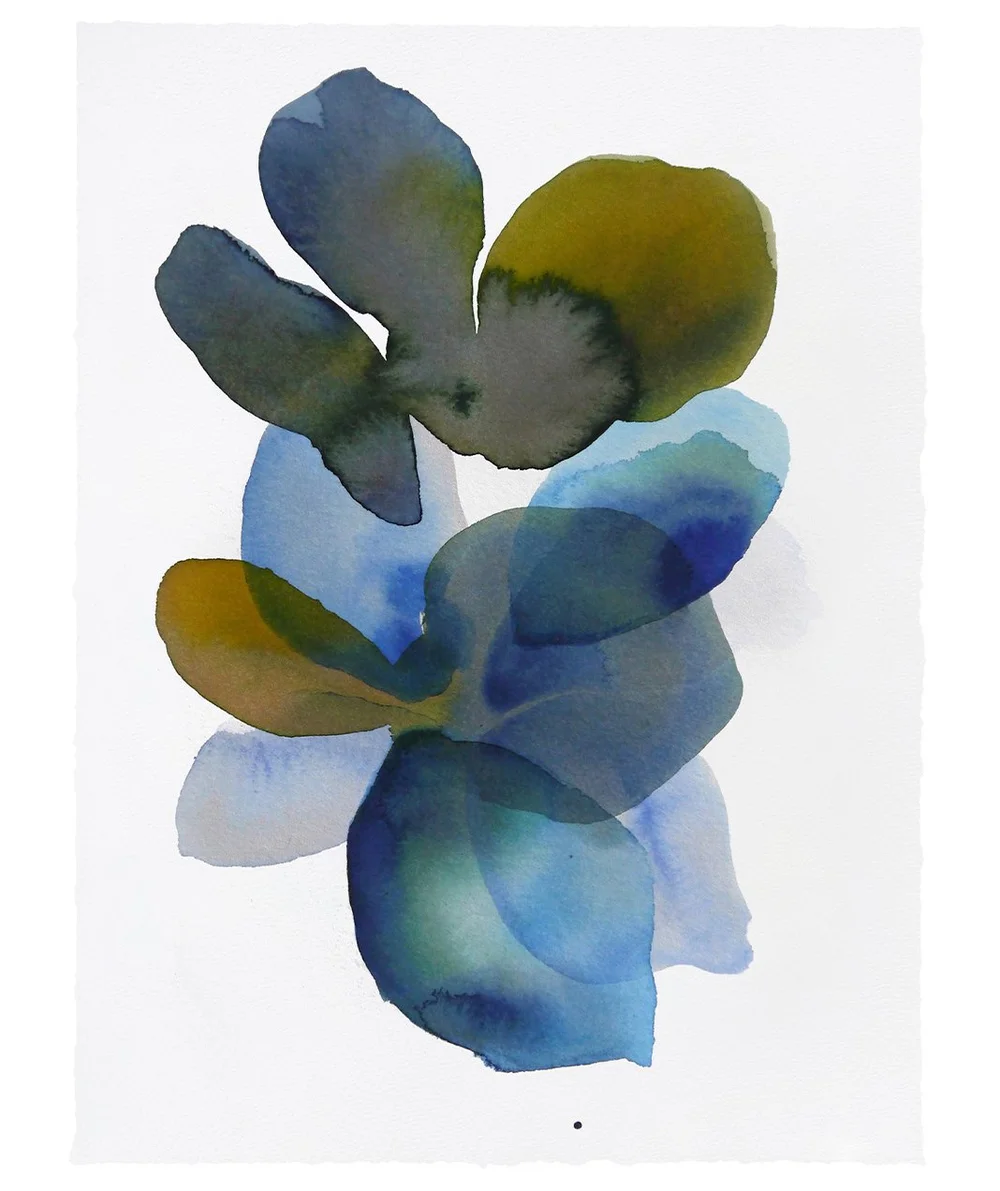 Composition abstraite en encre de Chine pigmentaire avec superposition de formes organiques bleues, vertes et ocres