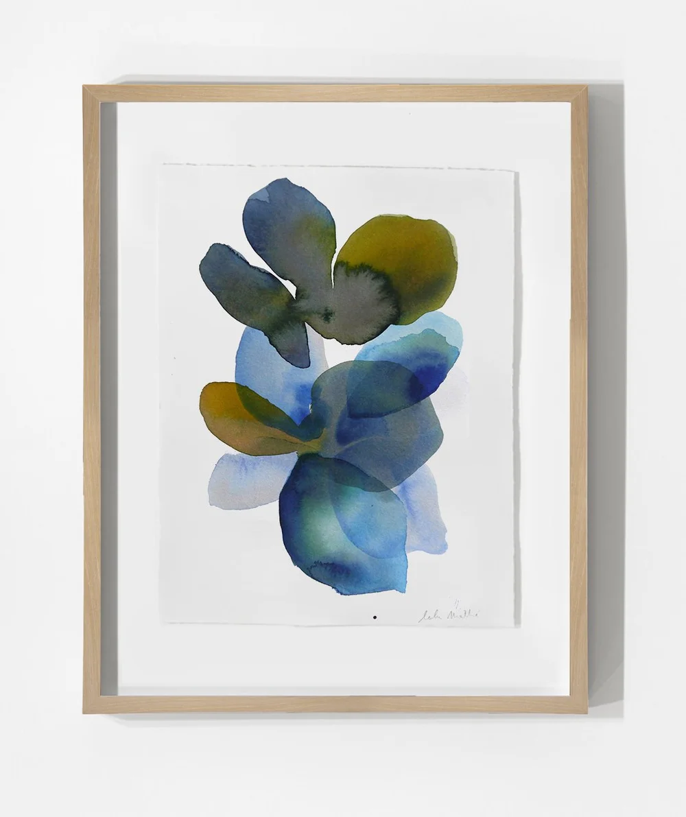 Œuvre encadrée en encre pigmentaire contemporaine avec formes florales abstraites dans des tons bleus et verts