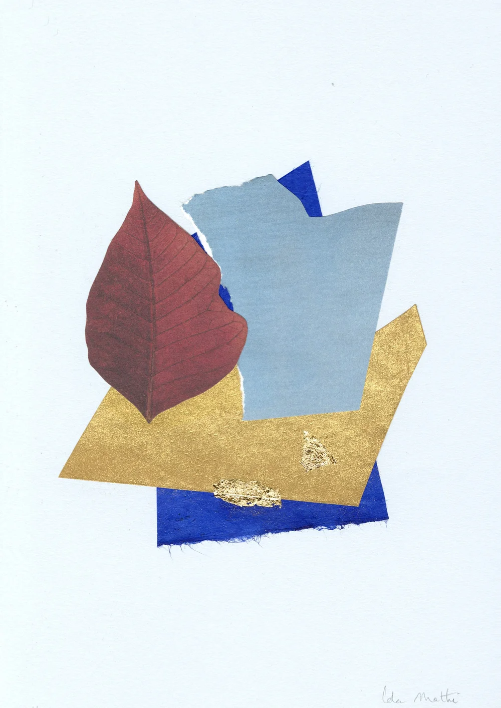 Collage contemporain abstrait avec feuille rouge, bleu et or sur fond clair