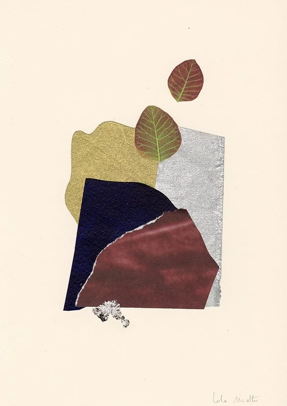 Collage contemporain abstrait bordeaux, bleu nuit et argent avec feuilles automnales