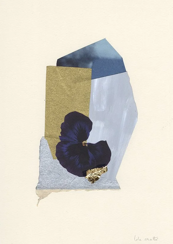 Collage contemporain abstrait bleu, argent et or avec fleur violette
