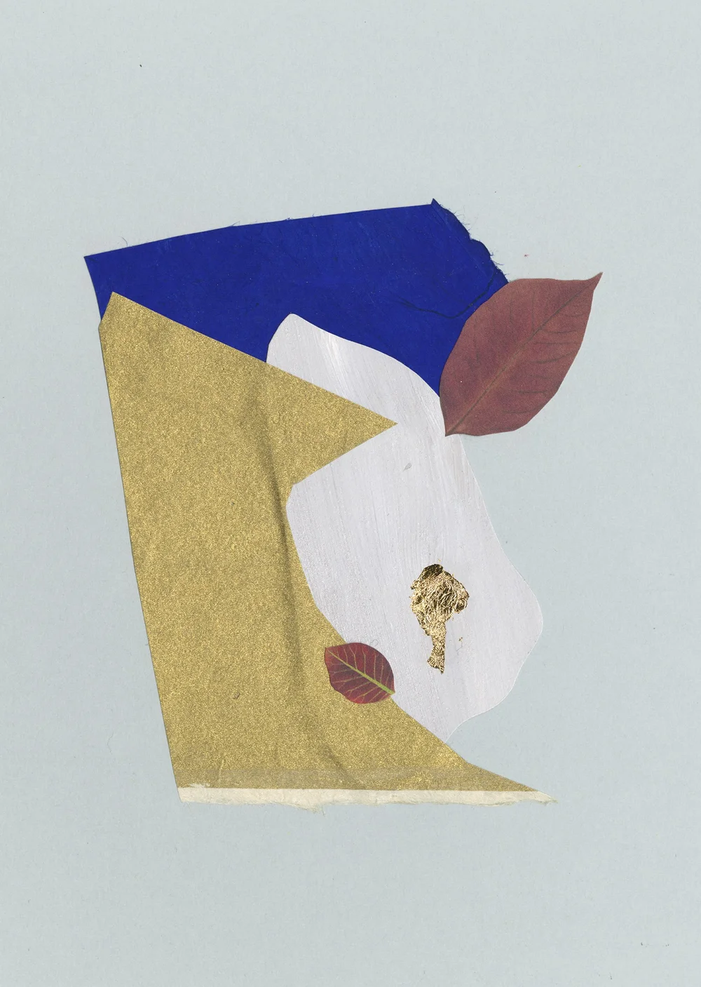 Collage contemporain abstrait bleu cobalt, or et blanc avec petites feuilles rouges