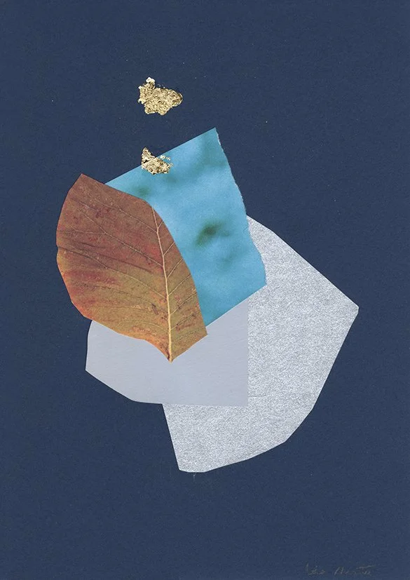 Collage contemporain abstrait bleu nuit, turquoise et argent avec feuille automnale cuivrée