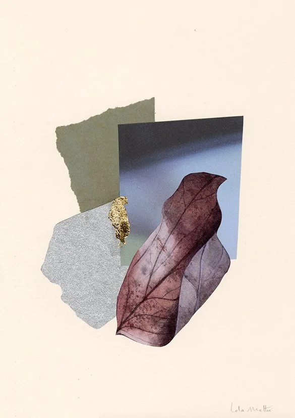 Collage contemporain abstrait beige, argent et bleu avec feuille translucide bordeaux
