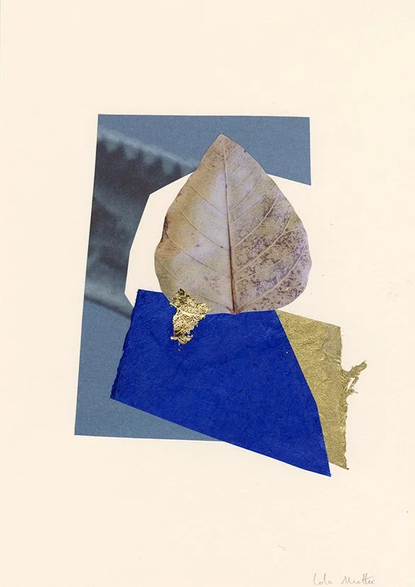 Collage contemporain abstrait bleu cobalt, beige et or avec feuille séchée claire