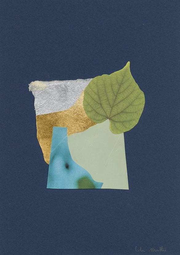 Collage contemporain abstrait bleu nuit, vert sauge et argent avec feuille verte