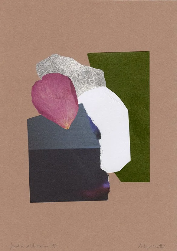 Collage contemporain abstrait rose poudré, vert olive et argent avec pétale rose