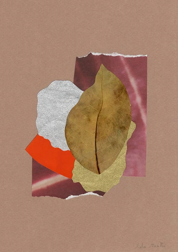Collage contemporain abstrait terracotta, argent et bordeaux avec grande feuille automnale