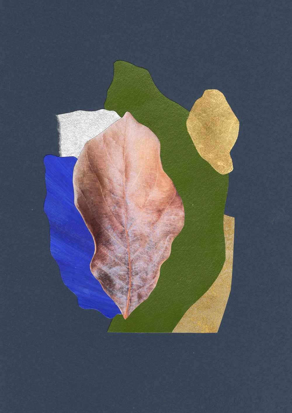 Collage contemporain abstrait végétal vert, bleu et or sur fond bleu nuit