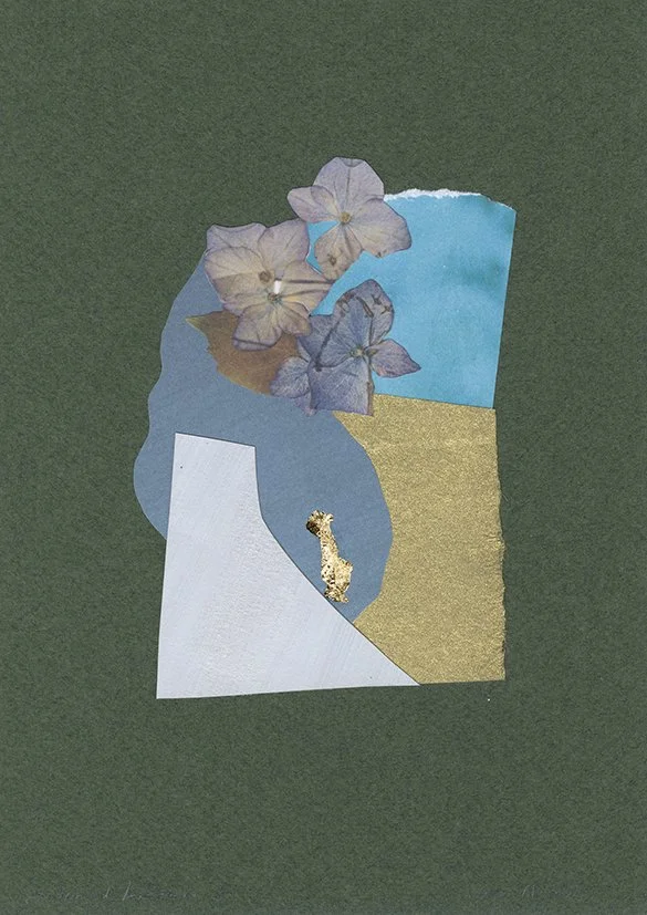 Collage contemporain abstrait vert forêt, bleu ciel et or avec fleurs séchées