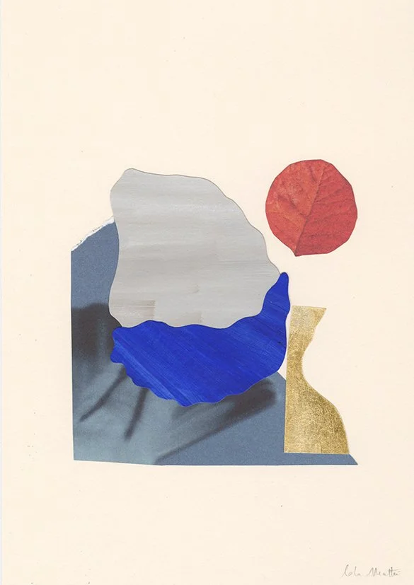 Collage contemporain abstrait bleu cobalt, gris perle et rouge sur fond beige clair