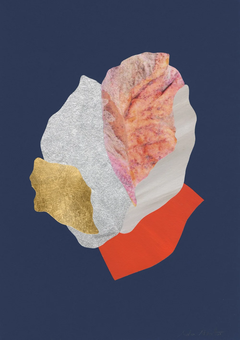 Collage contemporain abstrait bleu nuit, argent et rouge avec feuille rose texturée