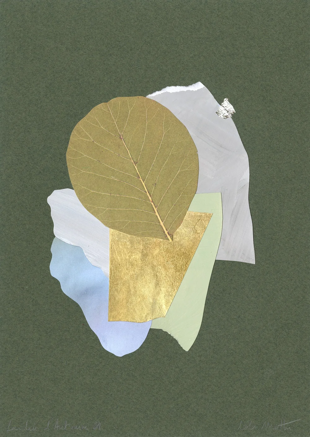 Collage contemporain abstrait vert olive, or et bleu pâle avec feuille séchée