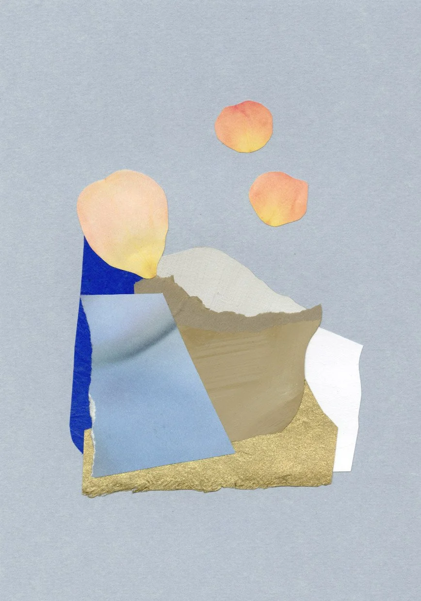 Collage contemporain abstrait bleu clair, or et blanc avec pétales flottants orangés