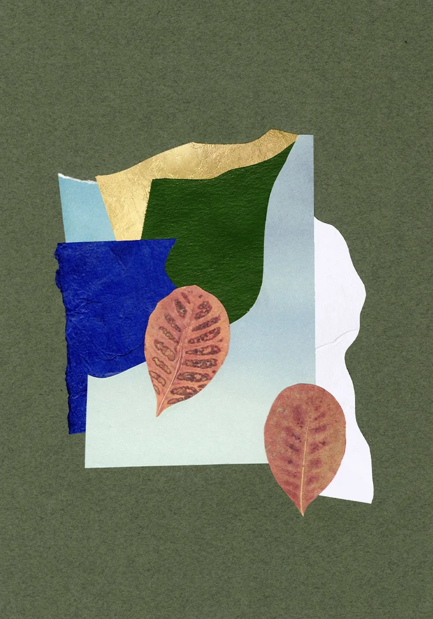 Collage contemporain abstrait vert olive, bleu cobalt et or avec feuilles rosées