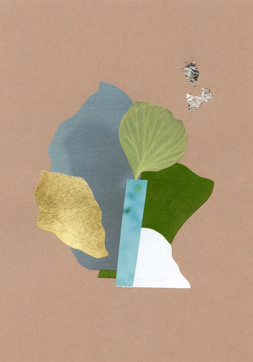 Collage contemporain abstrait terracotta, vert sauge et bleu clair avec feuille verte