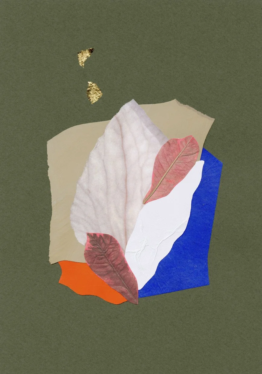 Collage contemporain abstrait vert forêt, bleu vif et blanc avec feuilles roses