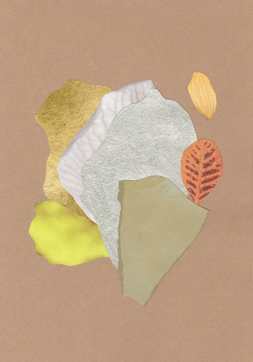 Collage contemporain abstrait terracotta, argent et vert kaki avec feuilles colorées