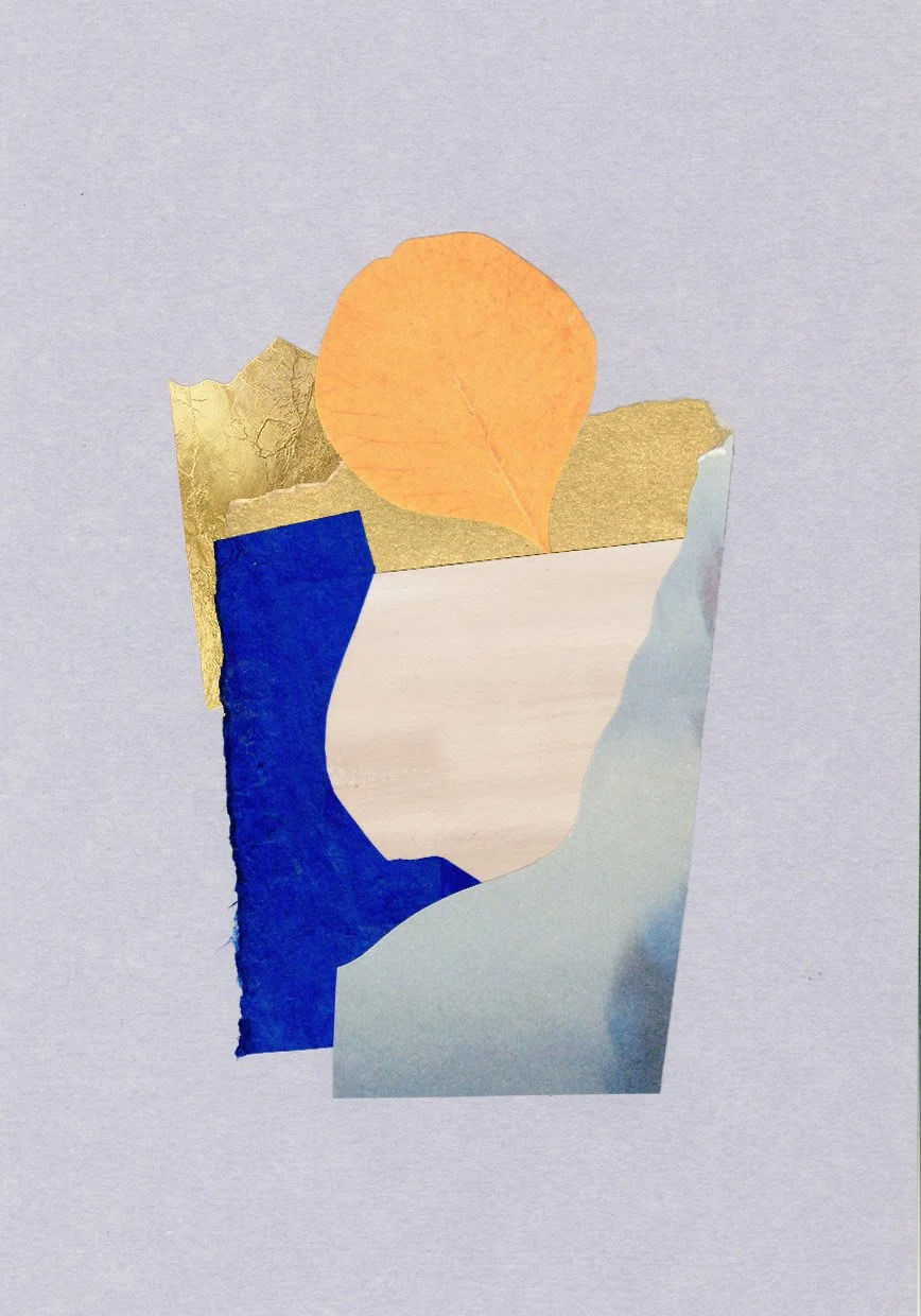 Collage contemporain abstrait bleu cobalt, or et beige avec pétale orangé