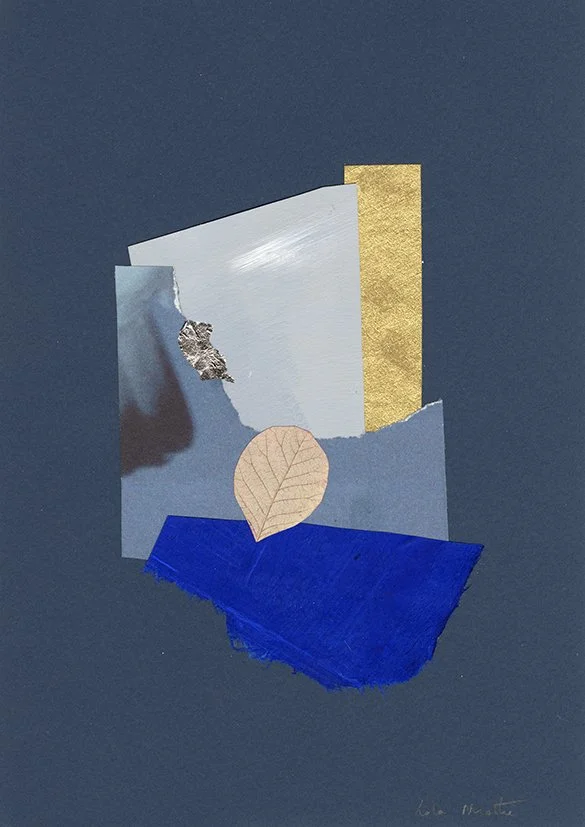 Collage contemporain abstrait bleu, argent et feuille végétale sur fond bleu nuit