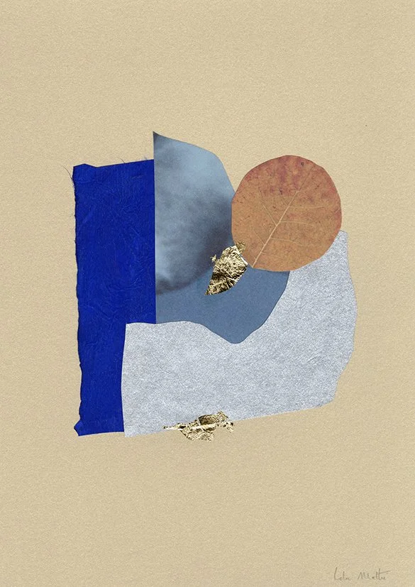 Collage contemporain abstrait bleu, beige, argent et touche végétale automnale