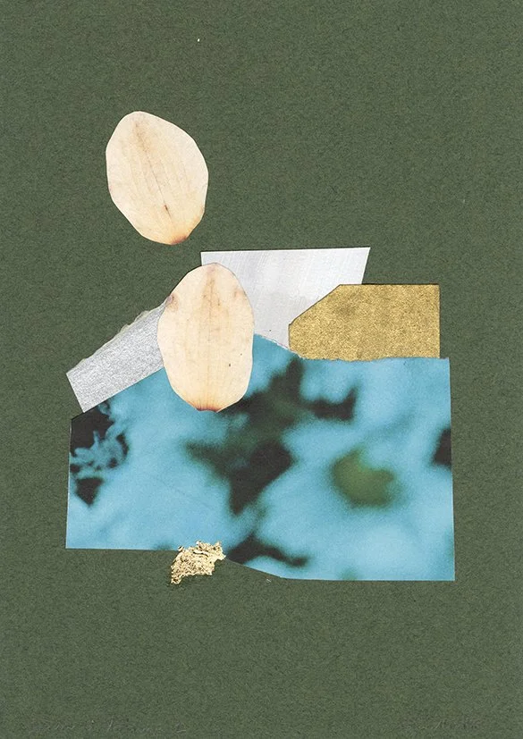 Collage contemporain abstrait vert forêt, bleu turquoise et or avec feuilles séchées