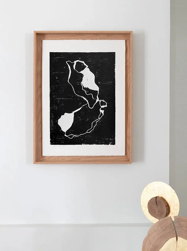 Linogravure contemporaine noire et blanche encadrée représentant des formes organiques abstraites sur papier coton