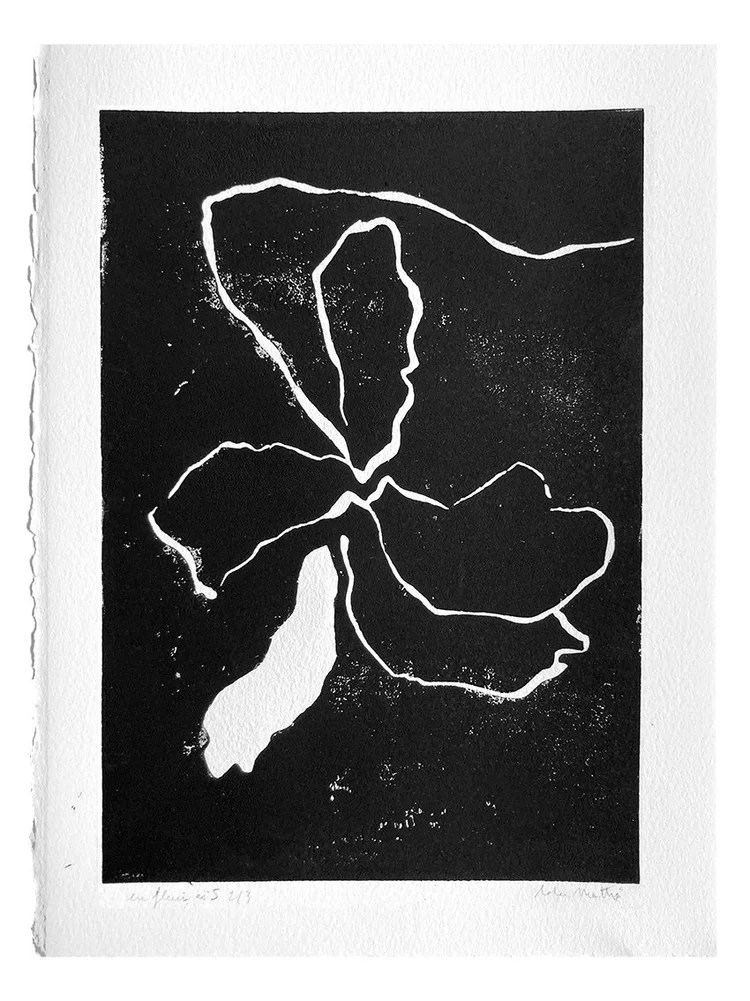 Impression artistique en linogravure avec composition florale blanche sur fond noir texturé