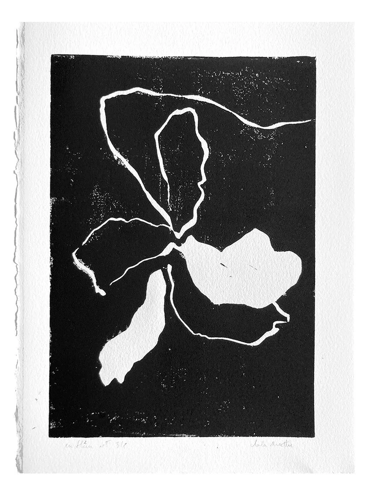 Œuvre contemporaine en linogravure noire et blanche inspirée des formes organiques végétales