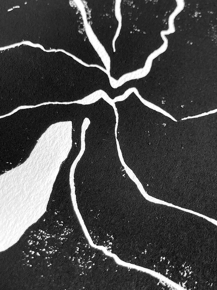 Détail de linogravure contemporaine révélant les textures d’encre et les lignes florales gravées