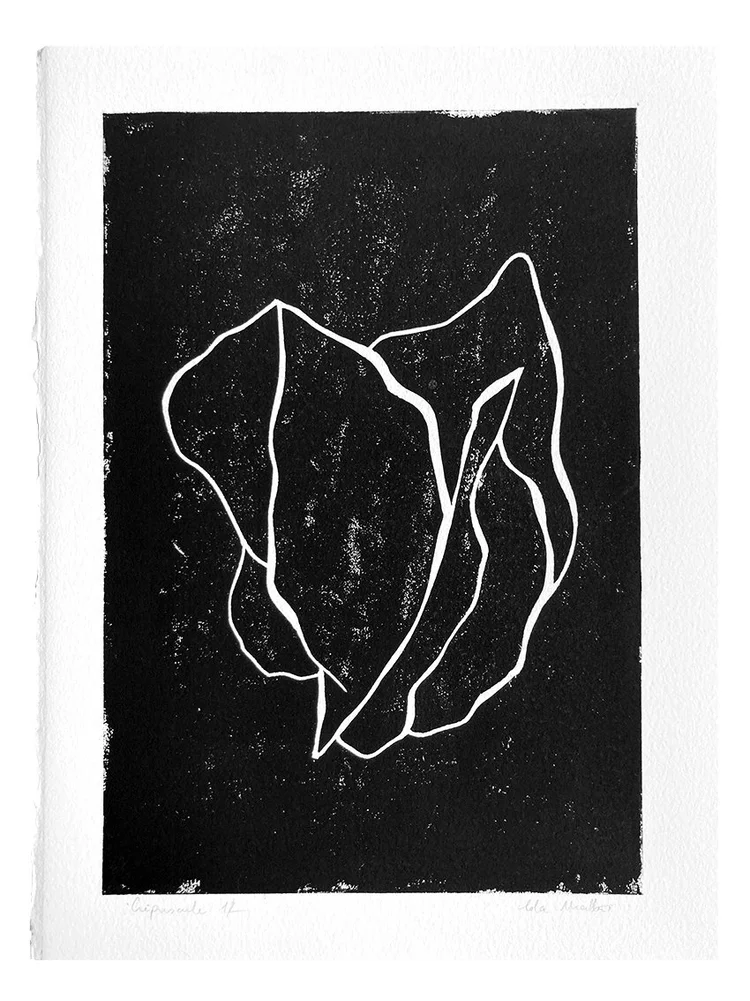 Linogravure contemporaine noire et blanche représentant une forme florale abstraite aux lignes fines et organiques