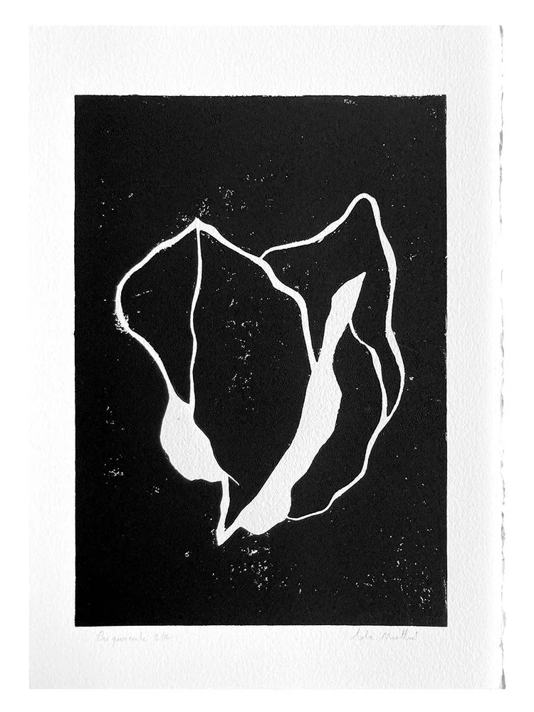 Impression artistique en linogravure avec composition florale minimaliste sur fond noir texturé