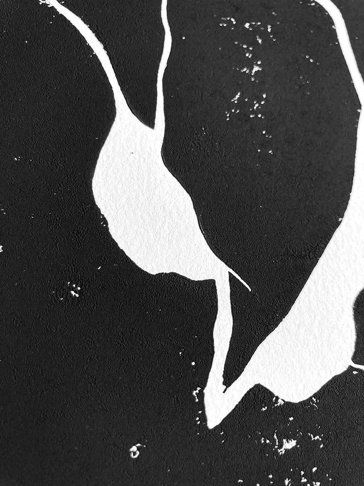 Détail de linogravure contemporaine révélant les textures d’encre noire et les formes végétales gravées