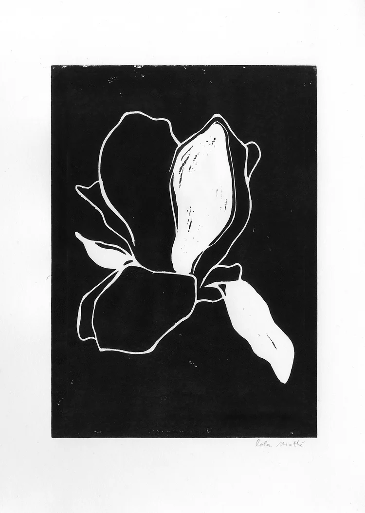 Œuvre contemporaine en linogravure noire et blanche inspirée des fleurs et des formes naturelles stylisées