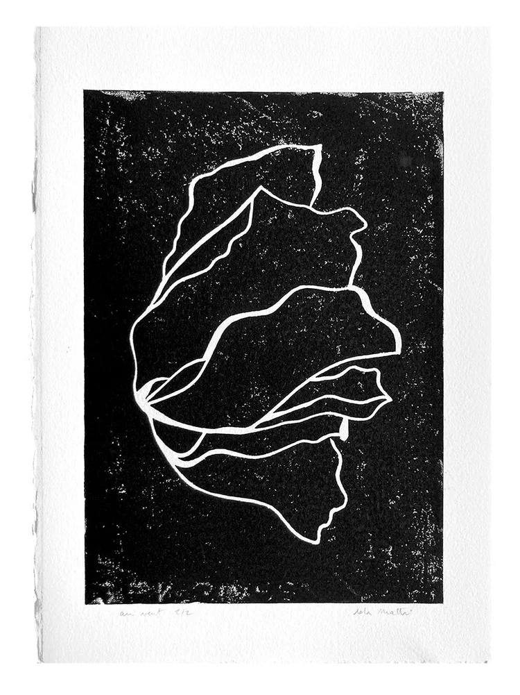 Linogravure contemporaine noire et blanche représentant une fleur abstraite aux lignes fluides sur fond noir texturé