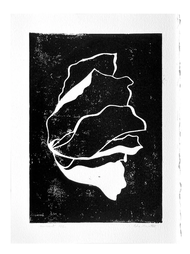 Impression artistique en linogravure avec composition florale minimaliste blanche sur fond noir profond