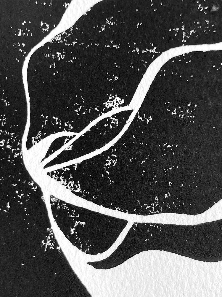 Détail de linogravure contemporaine révélant les textures d’encre et les lignes végétales gravées