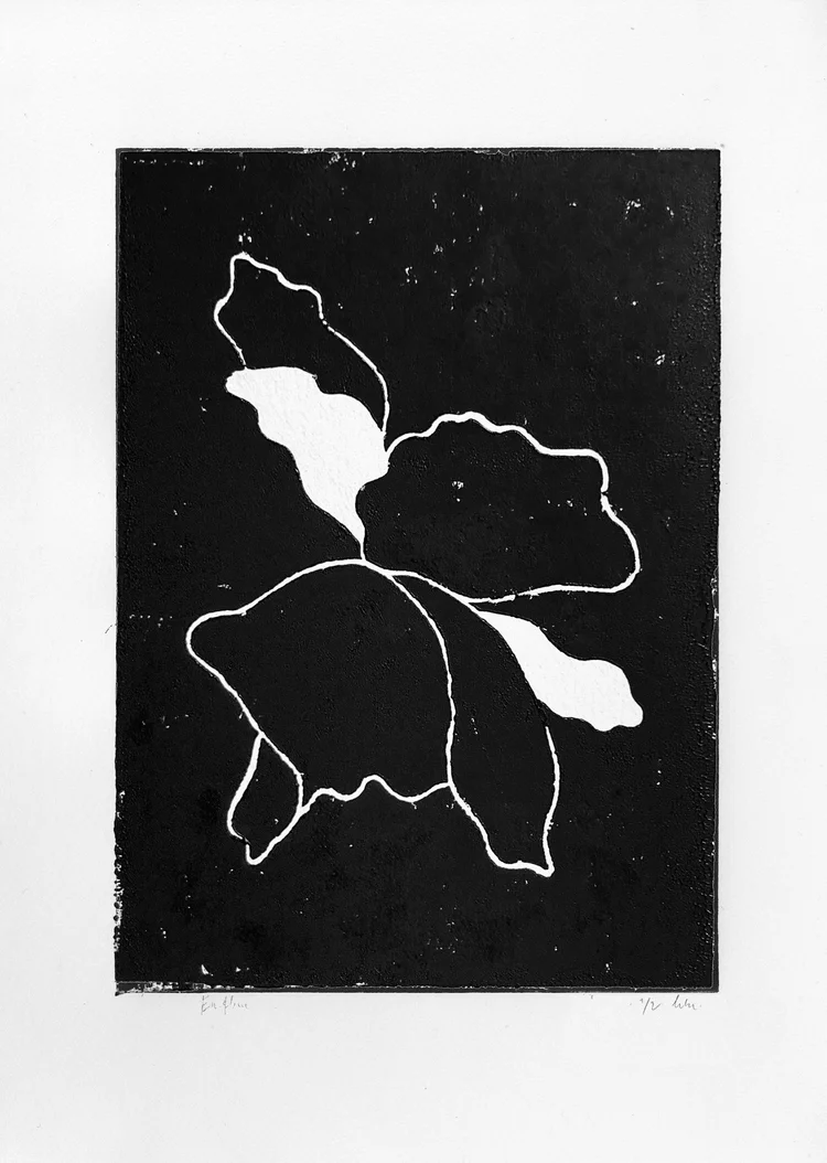Œuvre contemporaine en linogravure représentant une fleur abstraite blanche sur fond noir texturé
