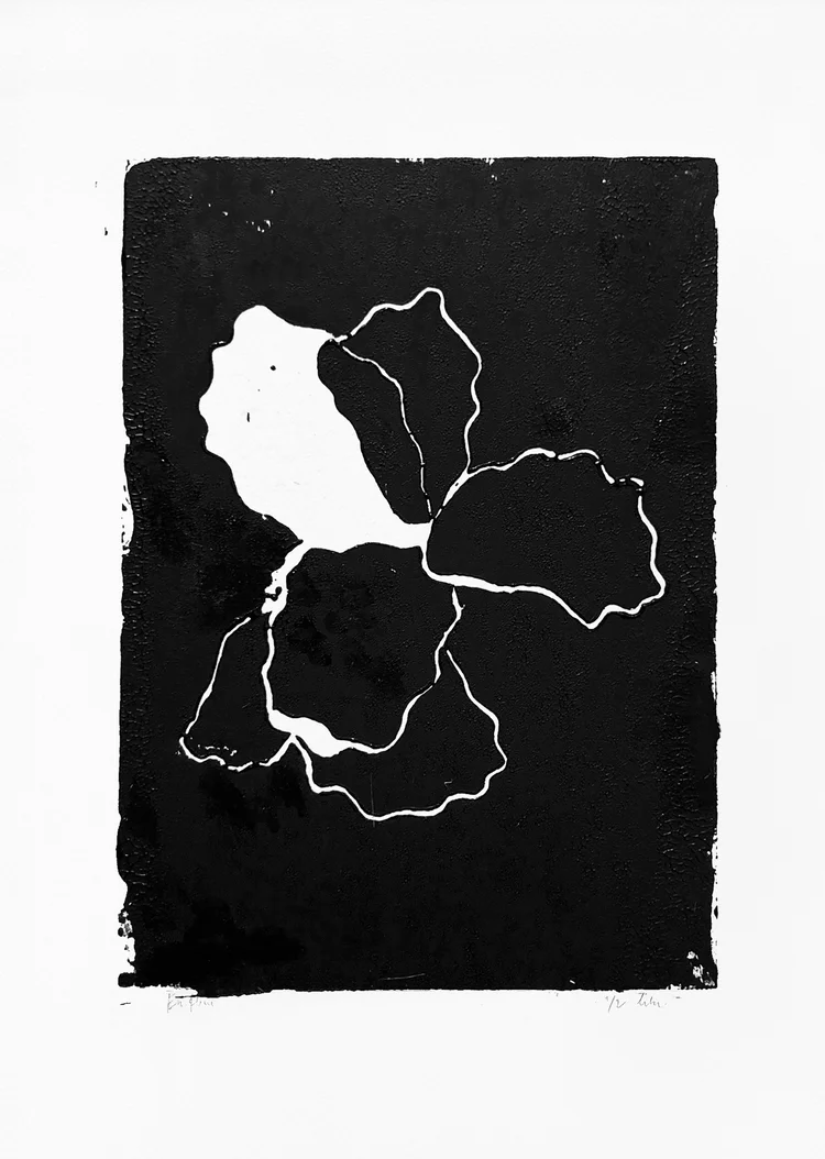Impression artistique en linogravure noire et blanche avec composition florale minimaliste sur papier coton