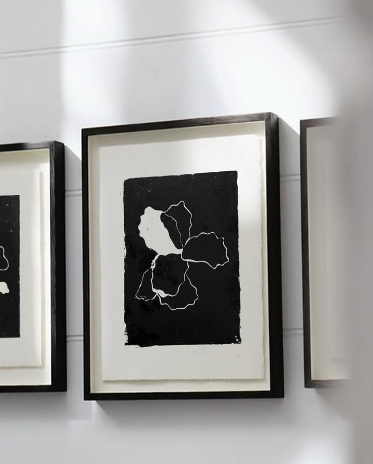 Linogravure contemporaine encadrée représentant une forme florale abstraite noire et blanche dans un intérieur épuré