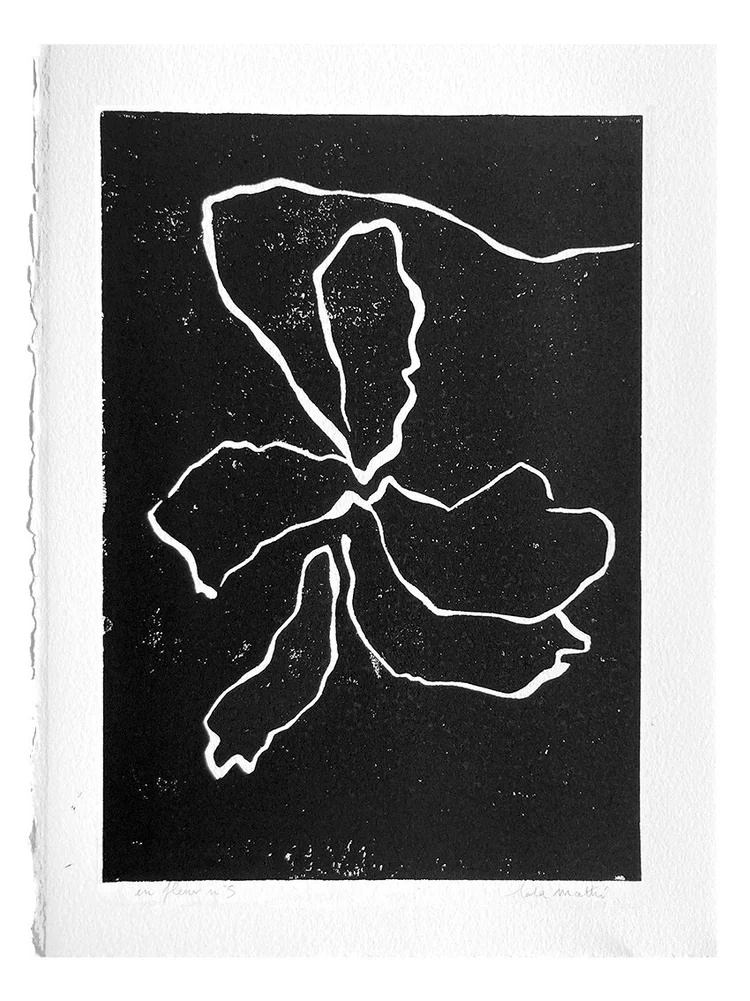 Linogravure contemporaine noire et blanche représentant une fleur abstraite aux lignes gravées minimalistes