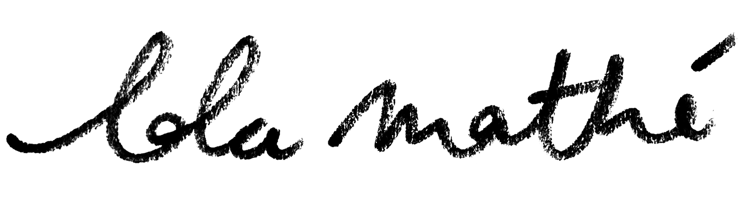 Logo manuscrit de Lola Mathé, artiste peintre et collagiste contemporaine