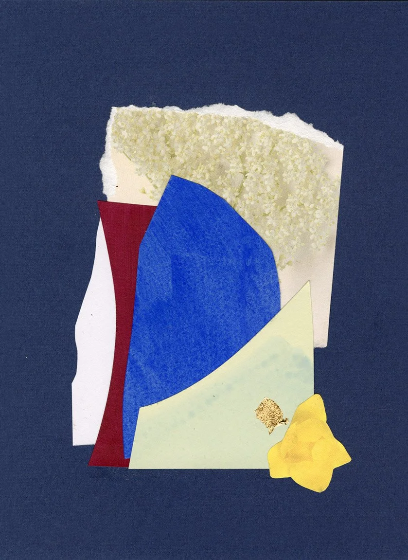 Collage contemporain abstrait bleu nuit, bleu cobalt et bordeaux avec fragment floral blanc