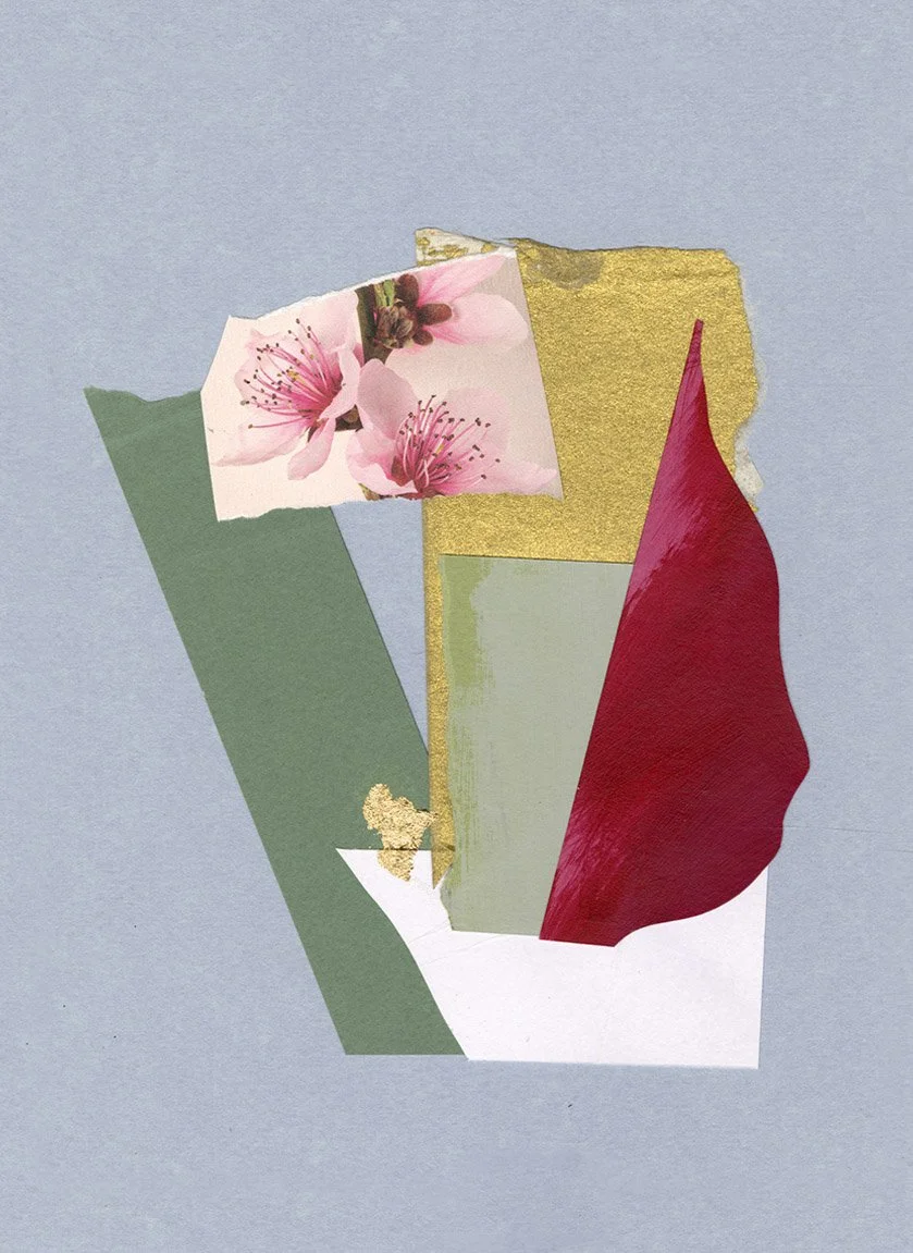 Collage contemporain abstrait gris perle, bordeaux et or avec fleurs roses