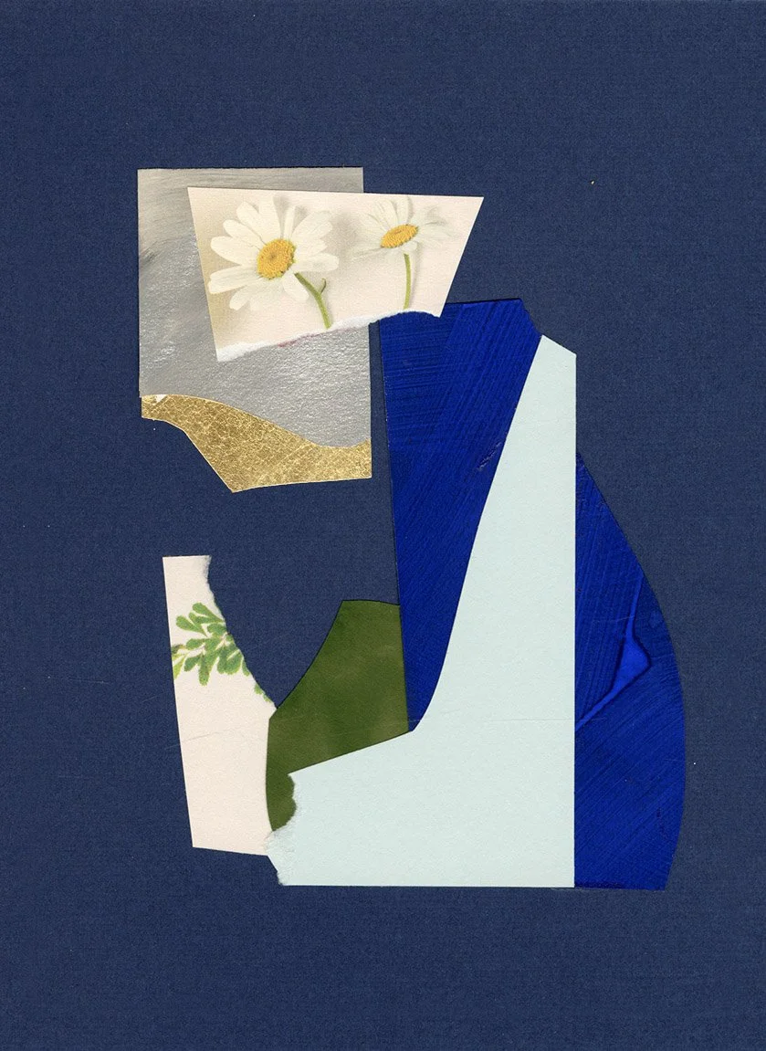 Collage contemporain abstrait bleu nuit, bleu cobalt et blanc avec marguerites blanches